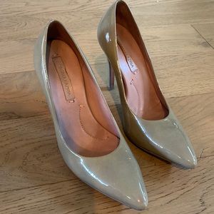 BCBGMAXAZRIA point toe heels